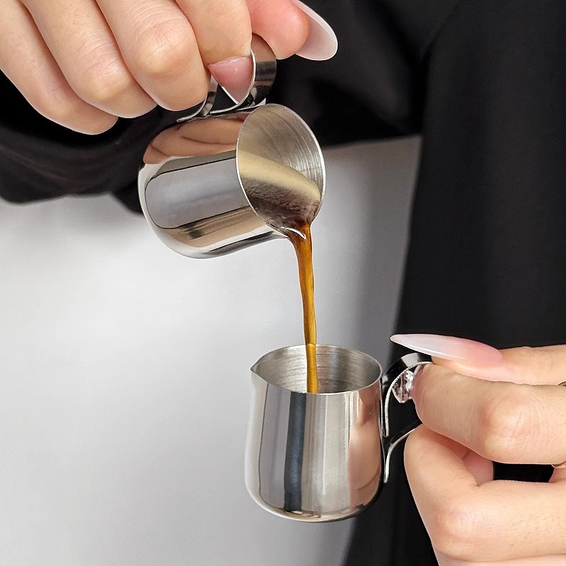 Barista Milk Jug - Milchaufschäumkrug aus Edelstahl, Espresso, dampfender Kaffee,